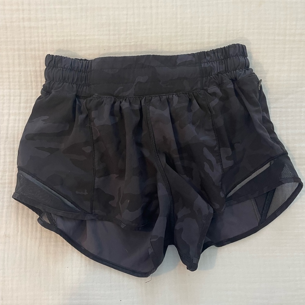 Lululemon hotty hot short size 4 grey camo print 2.5”